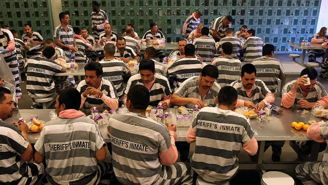 Prisioneros comiendo