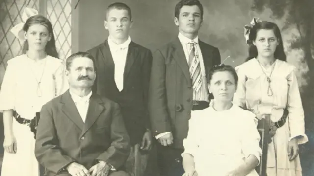 Una familia de emigrantes rusos en Hawái.