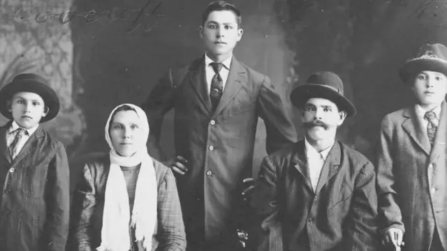 Una familia de inmigrates rusos en Hawái.