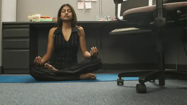 Cari ruang tanpa kaca untuk melakukan meditasi.