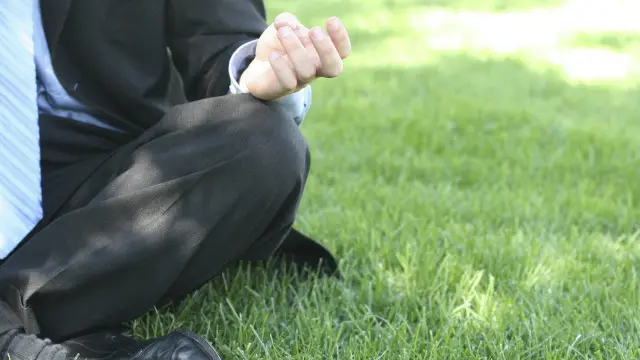 Tempat kerja, kantor yang sibuk dan penuh tekanan, bisa menjadi ruang melakukan meditasi.