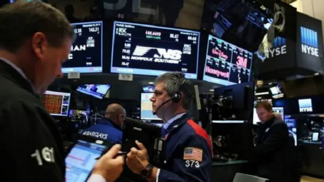 لم تتمكن بورصة وول ستريت من الحفاظ على التعافي الذي حققته في افتتاح التداولات بسبب تراجع حاد في أسعار النفط