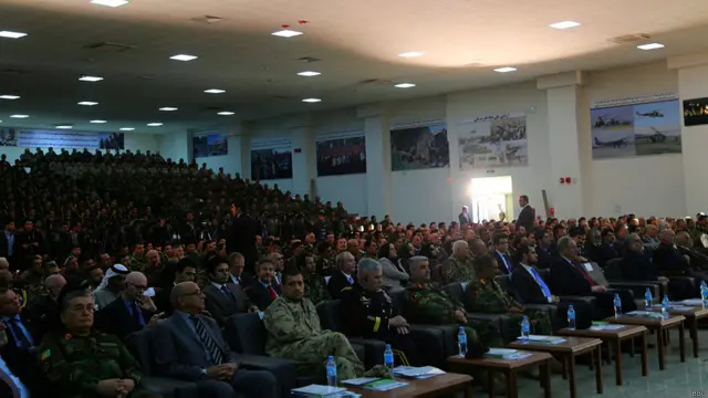 د ډوډۍ خوړلو او کنفرانس خونه يې په ترتيب سره د ۱۰۰۰ او ۹۰۰ کسانو د کېناستو وړتيا لري.