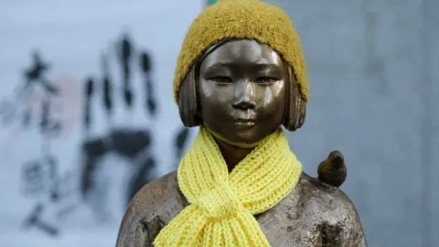 首尔日本驻韩大使馆外的慰安妇铜像（28/12/2015）