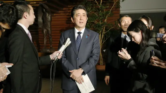安倍晋三在与朴槿惠通电话后于东京首相官邸会见记者（28/12/2015）