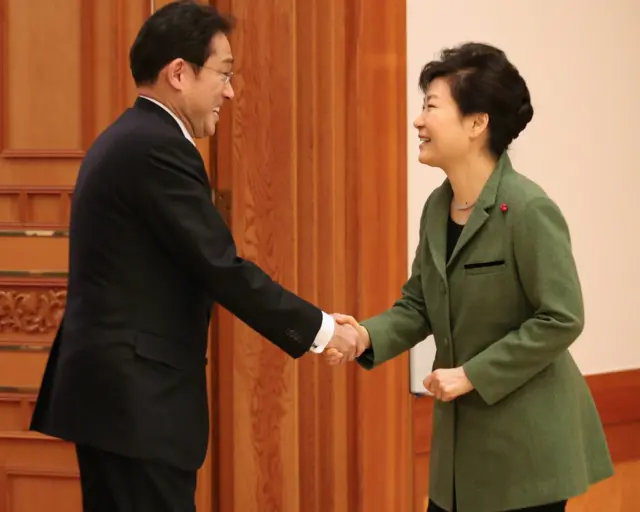 朴槿惠（右）在青瓦台总统府接见岸田文雄（左）（28/12/2015）