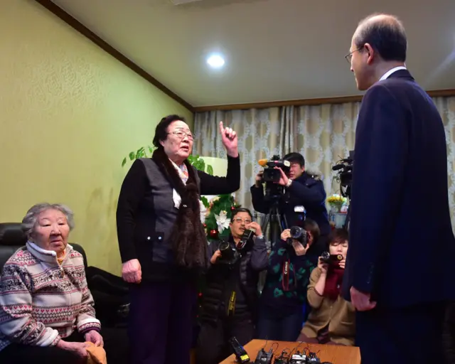 韩国慰安妇幸存者李容洙（中）向韩国外交部第一次官林圣男（右）喊话（29/12/2015）