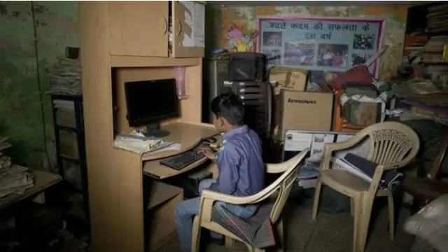 د مجلې خبریالان یا خو هغه ماشومان دي، چې ژوند یې پر سړک تېریږي او یا د ډيلي ښار او شاوخوا سیمو ماشوم مزدوران