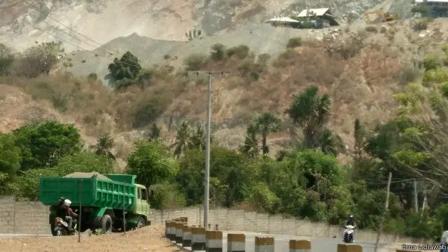 Truk-truk pengangkut batu hilir-mudik di Pegunungan Gawalise, arah barat Kota Palu, Sulawesi Tengah.