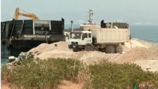 Hasil tambang dikirim menggunakan tongkang ke sejumlah daerah, seperti Samarinda, Balikpapan, hingga Papua Barat.