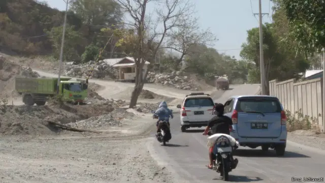 Debu tambang galian pasir dan batu menyelimuti kawasan Pegunungan Gawalise.