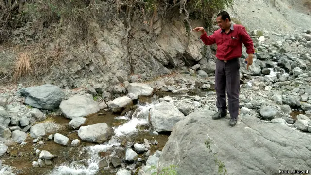 Seorang warga menunjukkan sungai yang diklaim mengering akibat aktivitas tambang.