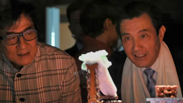 故宫南院开幕时，当时的总统马英九和影星成龙一起欣赏翠玉白菜。