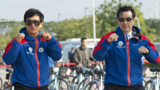 台灣總統馬英九（右）、影星成龍（左）在高鐵嘉義站前做熱身操，隨後騎腳踏車到故宮南院參加開幕典禮。