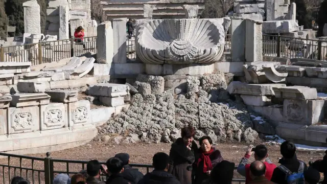 圓明園遺址公園海晏堂階下噴水池遺址，曾是十二生肖獸首擺放之處。
