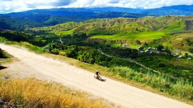 摩托车旅行是在巴布亚新几内亚观光的另一个选择。（图片来源：Ian Lloyd Neubauer)