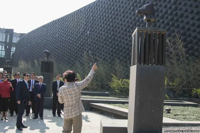 成龙（中）在故宫南院开幕式上介绍他捐赠的“十二生肖兽首”。