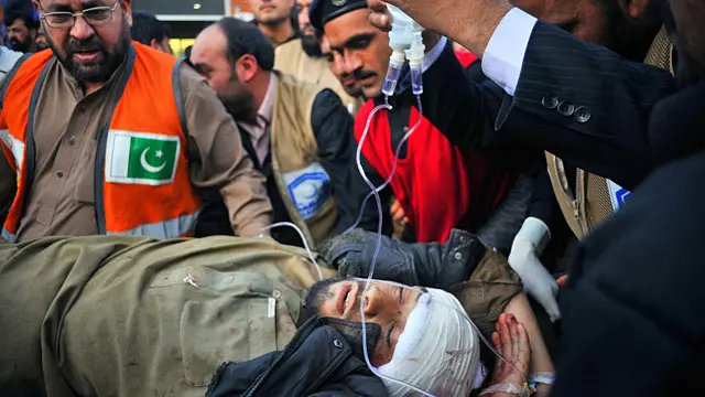 چاودنې کې گڼ کسان ژوبل شوي، پوليس وايي بريد گر د موټرسايکل کارونې سره حمل ترسره کړه.