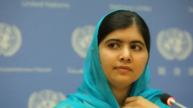 ملاله چې په ۲۰۱۲ عیسوي کال د وسلوالو طالبانو په برید کې ټپي شوه او وروسته په بریتانیا کې مېشت شوه، له همغه ځایه د پښتونخوا په شمول په ټوله نړۍ کې د نجونو د زده کړو لپاره مبارزه کوي.