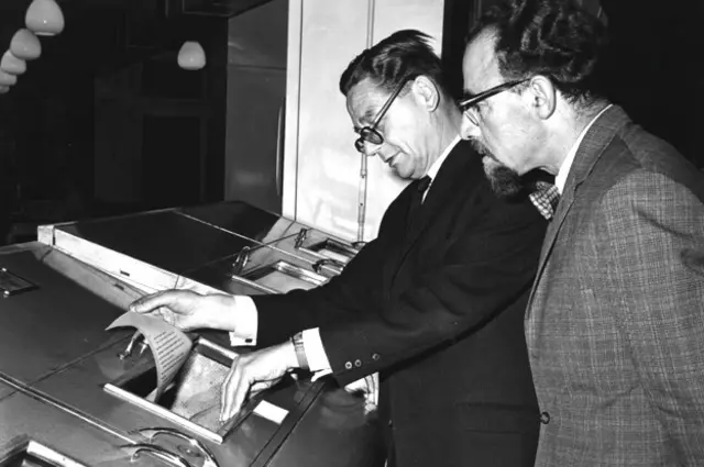 برنارد مور رییس سرویس‌های خارجی بی‌بی‌سی (چپ) و ابوالقاسم طاهری گوینده اخبار فارسی در حال خواندن اخباری که از این طریق از سراسر جهان برای بی‌بی‌سی فرستاده می‌شد