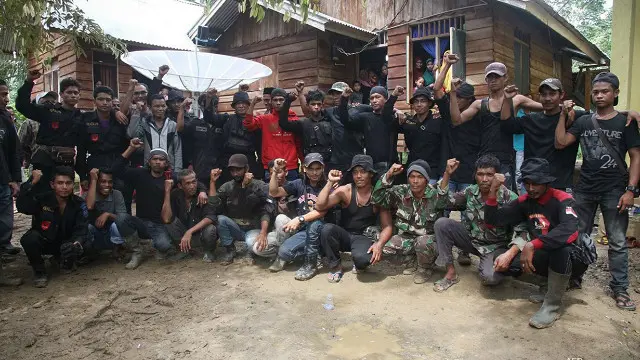 Sebagian anak buah Din Minimi yang ikut menyerahkan diri di hadapan Kepala BIN Sutiyoso.