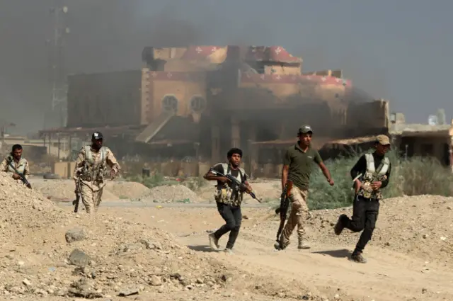 Солдаты с автоматами