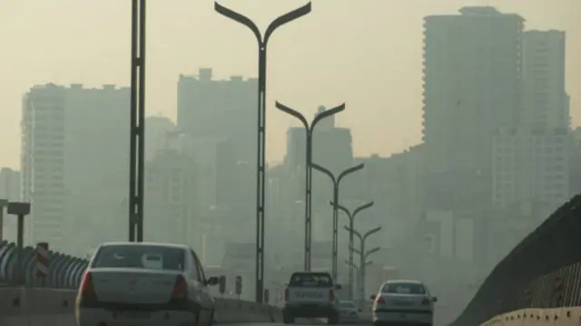 شدت گرفتن آلودگی هوا در تهران وارد سومین هفته خود شده است. یک روز پیش از این ۱۰۷ نماینده مجلس شورای اسلامی در تذکری به حسن روحانی، رئیس جمهور ایران خواهان اقدام برای "نجات جان مردم در برابر آلودگی هوا" شده‌ بودند