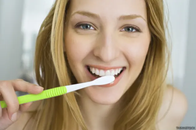 La cavidad bucal alberga cientos de microorganismos que se pueden transferir al cepillo de dientes durante el uso.