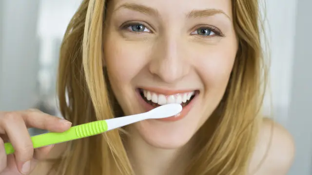 A boca abriga centenas de germes e bactérias e pode transmiti-los para as escovas de dentes