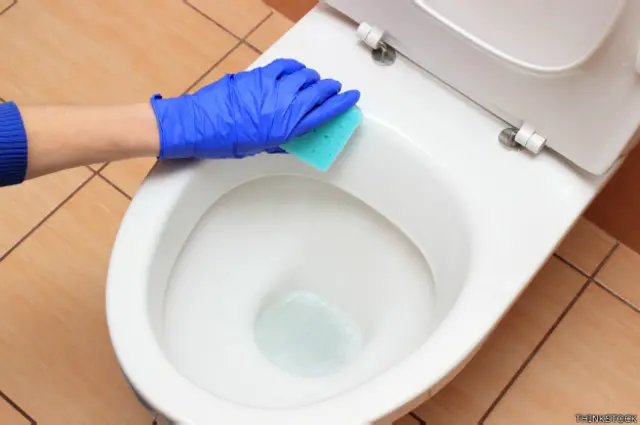 Banheiro é um dos lugares que mais tem germes, mas como passa frequentemente por limpeza, oferece menos riscos