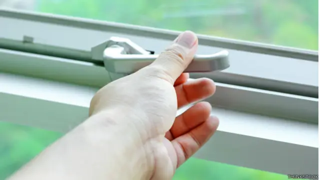 Por los tiradores pasan miles de manos.