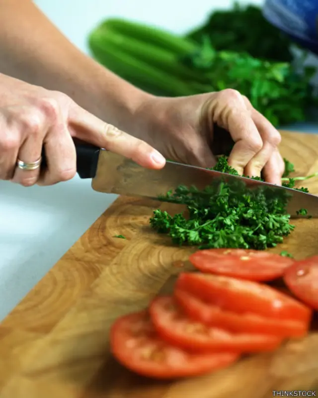 Tábua usada para cortar alimentos também pode servir para acumular bactérias