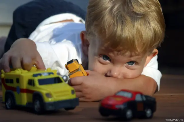 Brinquedos espalhados pelo chão e que não são desinfetados com frequência podem transmitir doenças às crianças