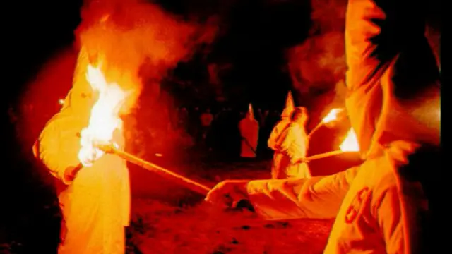 Capuzes brancos e cruzesbbb ao vivo 2024 online ao vivochamas são símbolos conhecidos da Ku Klux Klan, a maior e mais antiga organização supremacista branca dos EUA
