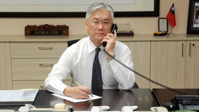 台灣陸委會主委夏立言使用熱線與國台辦主任張志軍通話（資料照片）。