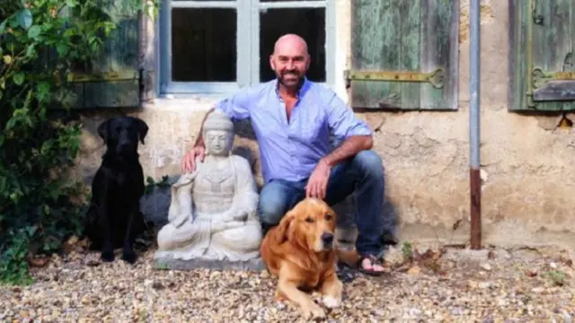 Gerad Kite di rumahnya di Prancis selatan.