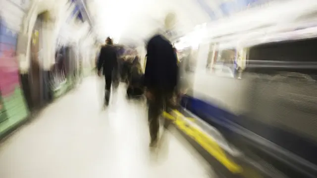 Komuter-super kini mungkin terjadi karena kemajuan teknologi dan biaya perjalanan yang semakin murah.