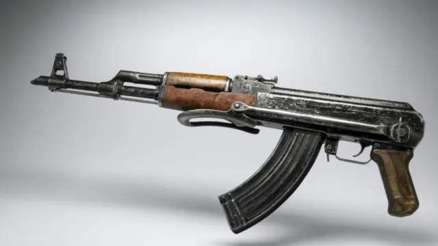 اے کے 47 رائفل کلاشنکوف کے نام سے مشہور ہے اور یہ گوریلا جنگ میں کامیاب ہتھیار سمجھی جاتی ہے