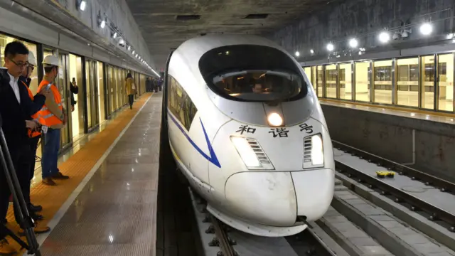 一列和谐号列车在深圳福田火车站内停靠(新华社图片30/12/2015)