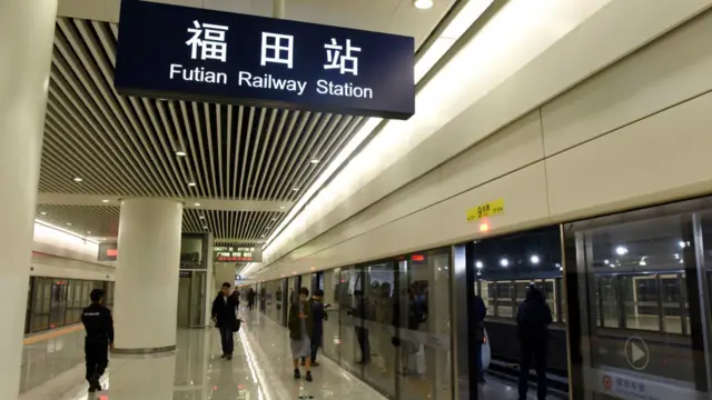 广深港高铁福田站站台(新华社图片30/12/2015)
