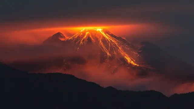 Gunung Reventador yang mencapai 3.500 meter adalah gunung berapi yang masih aktif. Pengunjung bisa melihat gunung tersebut dari hutan lindung Sumaco Biosphere.