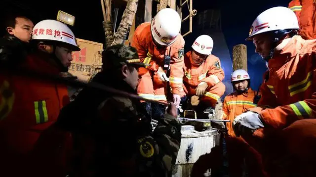 أنقذ العمال المحتجزين واحدا بعد الأخر في كبسولة صنعت خصيصا لهذا الغرض.