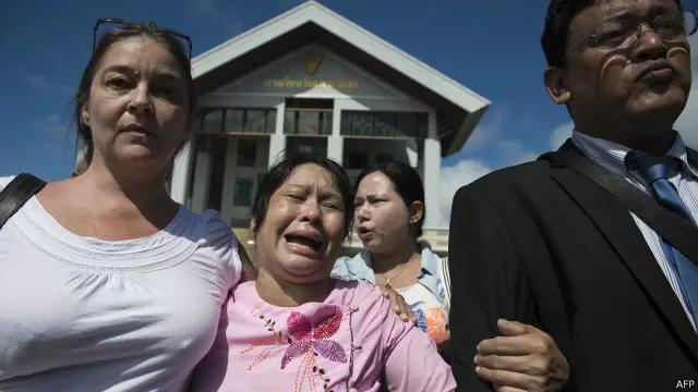 Người thân của một trong hai bị cáo bật khóc vì phán quyết của tòa