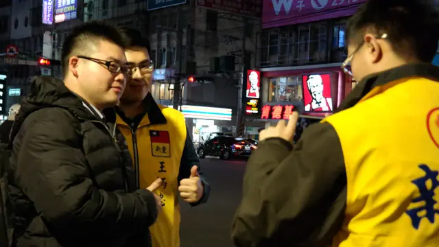 王炳忠（中）与支持者合照（BBC中文网图片）