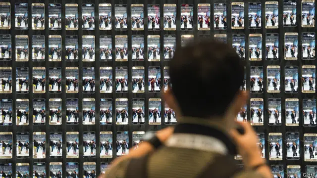 Persona frente a muchos celulares