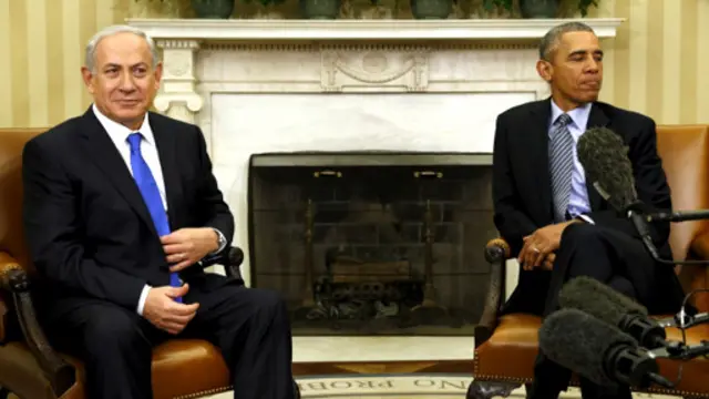 內坦尼亞胡強烈反對同伊朗達成的導致解除制裁伊朗的國際協議,因此內坦尼亞胡同美國總統奧巴馬之間產生巨大分歧。