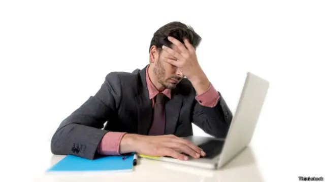 Hombre frente a una laptop