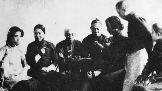 周恩来早年喜欢戏剧,甚至自编自演,1915年他在南开学堂新剧团以女装(左一)亮相。