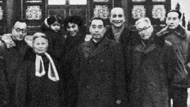 周恩来与李福景(右一)的情谊维持了一生,照片于1959年摄于中南海,隔年李福景去世,身后事也由周恩来打点。