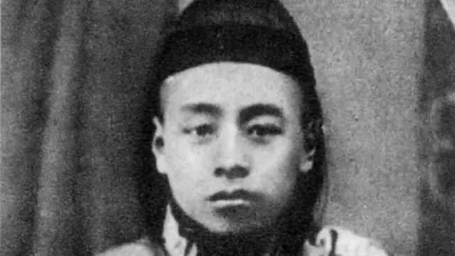 1913年,周恩来将自己小学时的照片送给李福景。1958年周恩来60岁生日时,李福景将照片加洗扩印,回赠给周恩来,并在背后题称“恩来七哥”。作者蔡咏梅认为,以两人当时悬殊的政治身分地位,李福景如此称呼周恩来是不寻常的。但蔡咏梅在研究中没有找到直接证明李福景也对周恩来具有同性恋感情的证据。